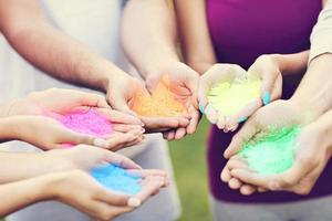 grupo de amigos se divertindo no festival de cores foto