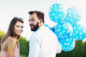casal romântico com balões foto