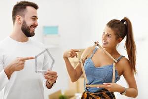 casal adulto feliz saindo ou entrando em uma nova casa foto