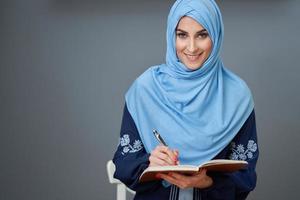 aluna muçulmana aprendendo em casa foto
