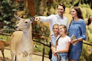 família alegre no museu da natureza foto