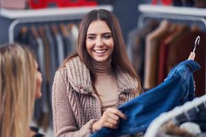 mulheres adultas comprando roupas em boutique no outono foto