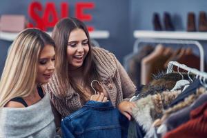 mulheres adultas comprando roupas em boutique no outono foto