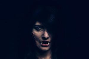 halloween vampiro mulher bonita sobre preto foto