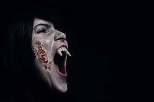 halloween vampiro mulher bonita sobre preto foto