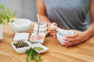 linda mulher saudável preparando cosméticos naturais em casa foto