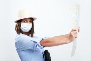 turista de mulher usando máscara protetora isolada sobre fundo branco foto