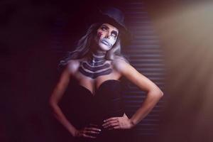 retrato assustador de mulher em maquiagem gótica de halloween foto