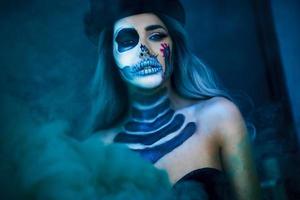 retrato assustador de mulher em maquiagem gótica de halloween foto