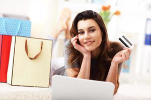 linda mulher fazendo compras online com cartão de crédito foto