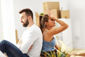 casal adulto feliz saindo ou entrando em uma nova casa foto