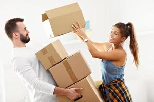 casal adulto feliz saindo ou entrando em uma nova casa foto