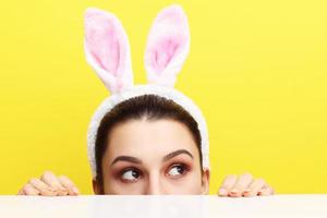 mulher jovem feliz usando orelhas de coelho foto