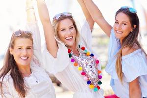 amigas felizes saindo na cidade no verão foto