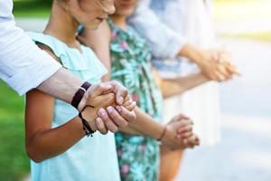 jovem família com crianças se divertindo na natureza foto