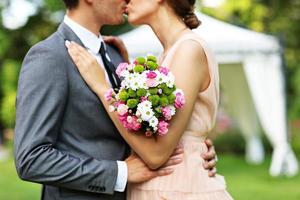 lindo casal de noivos curtindo o casamento foto