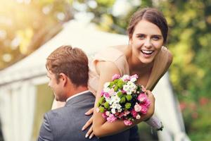 lindo casal de noivos curtindo o casamento foto