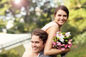 lindo casal de noivos curtindo o casamento foto