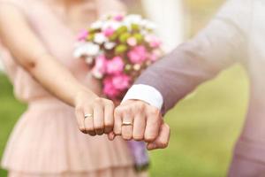 lindo casal de noivos curtindo o casamento foto