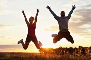 jovem casal correndo nas suberbs após o pôr do sol foto