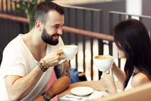 casal romântico namorando no café foto