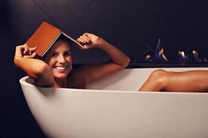 mulher atraente adulta relaxante na banheira foto