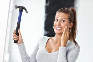 mulher madura fazendo melhorias em casa foto