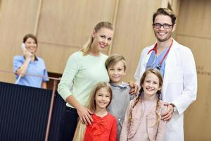mãe e filhos juntos no hospital com médico foto