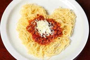 close-up de coração de espaguete foto