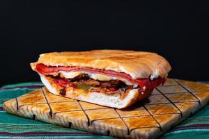 torta mexicana caprichosa grande com carne de porco à milanesa, pernil e queijo foto