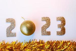 feliz ano novo 2023 números dourados fundo branco de natal foto