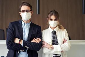 recepcionistas usando máscara trabalhando em um hotel foto