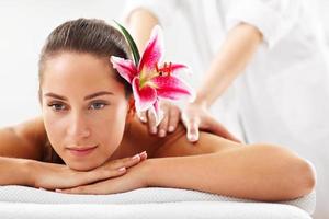 linda mulher recebendo massagem no spa foto