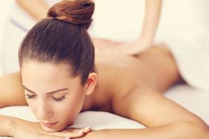 linda mulher recebendo massagem no spa foto