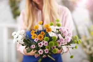 florista feminina trabalhando em floricultura foto