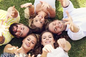 grupo de amigos se divertindo juntos na grama foto