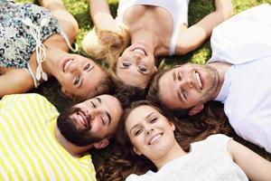 grupo de amigos se divertindo juntos na grama foto