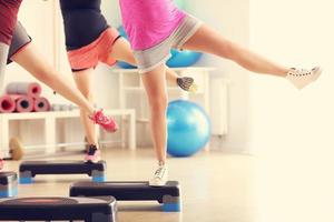 grupo de mulheres grávidas durante a aula de fitness foto