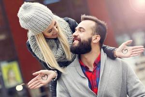 foto mostrando casal jovem feliz namorando na cidade