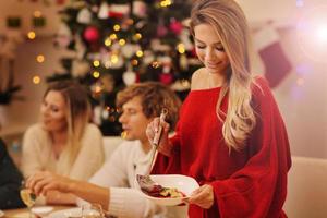 grupo de familiares e amigos comemorando o jantar de natal foto