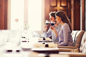 casal romântico namorando em restaurante foto