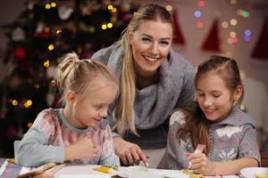 família alegre preparando biscoitos de natal foto