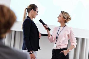 pessoas de negócios tendo uma conferência foto