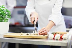 chef ocupado trabalhando na cozinha do restaurante foto