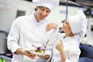 chefs ocupados trabalhando na cozinha do restaurante foto