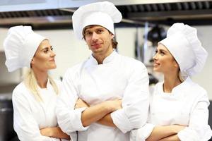 chefs ocupados trabalhando na cozinha do restaurante foto