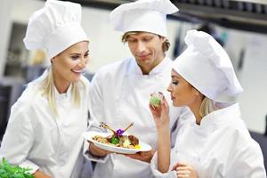 chefs ocupados trabalhando na cozinha do restaurante foto