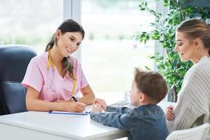 menino tendo exame médico pelo pediatra foto