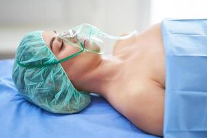 paciente do sexo feminino com terapia respiratória se recuperando no hospital foto