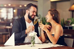 casal romântico namorando em restaurante foto